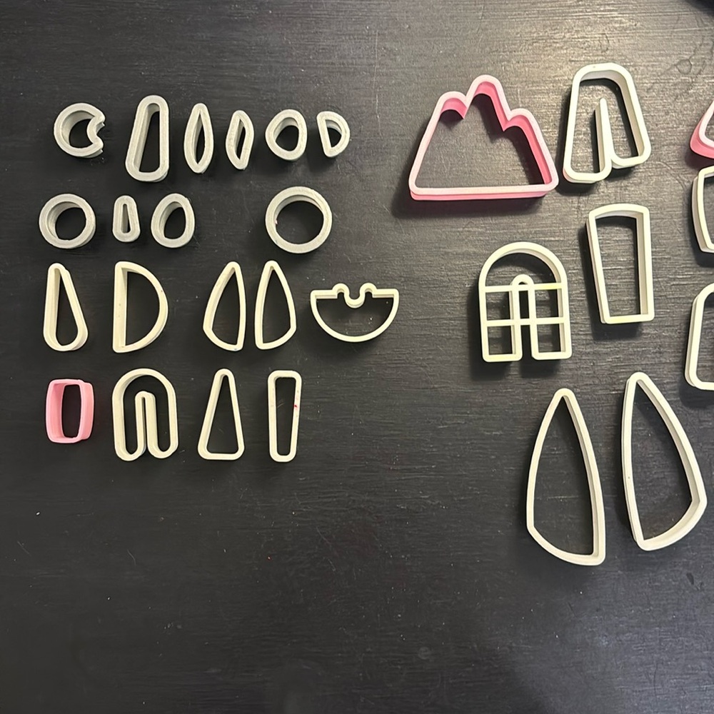 ⚜️🔅🩷🎉🎁🎈🛍️🪑🗝️🔑💎💰🪙💡🔌🕰️⏳🏝️🚦HUGE lot of 43 polymer clay cutters!!!